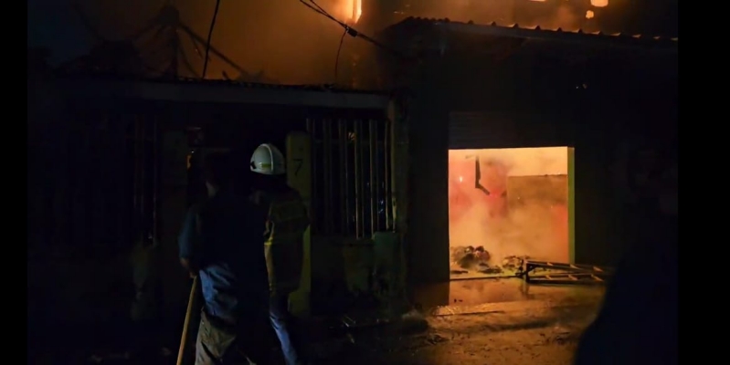 Permukiman di Cawang Kebakaran, 15 Mobil Pemadam Dikerahkan