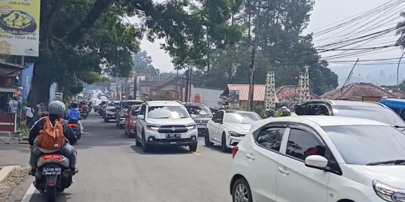 Jalur Puncak Macet, Padat Merayap Lebih dari 5 Km