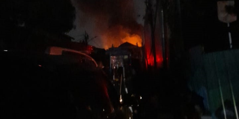 Kebakaran di Kramat Jati Hanguskan Empat Bangunan dan Satu Mobil