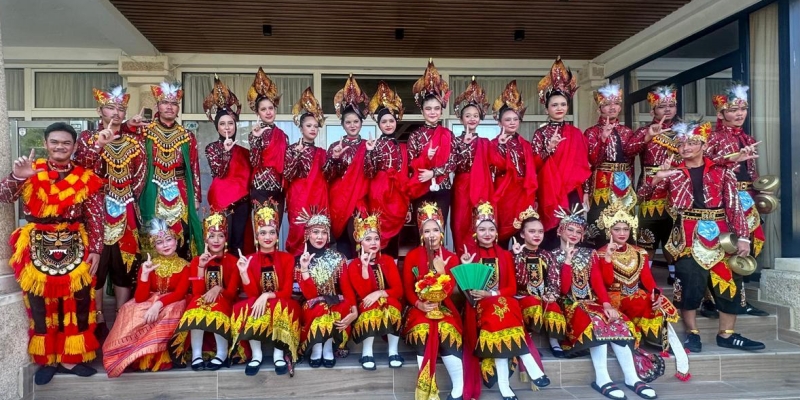 Sekolah Indonesia Juara Umum Festival Folklore Dunia di Bulgaria