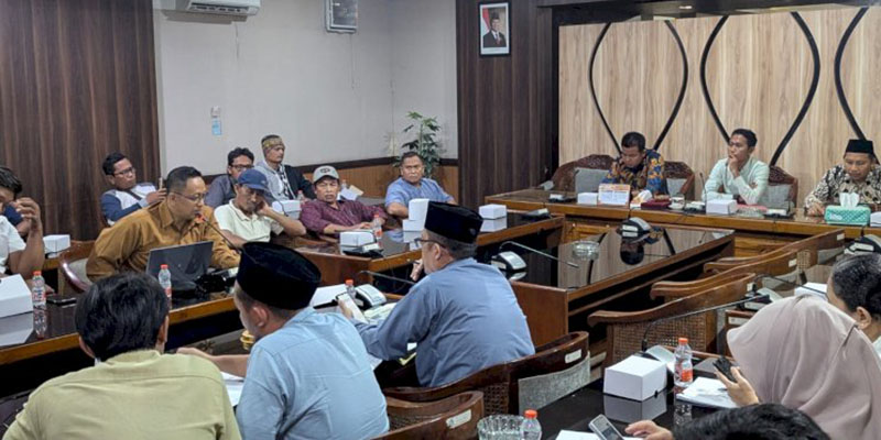Menerima Intimidasi, Puluhan Penjual Bensin Eceran Ngadu ke DPRD Rembang