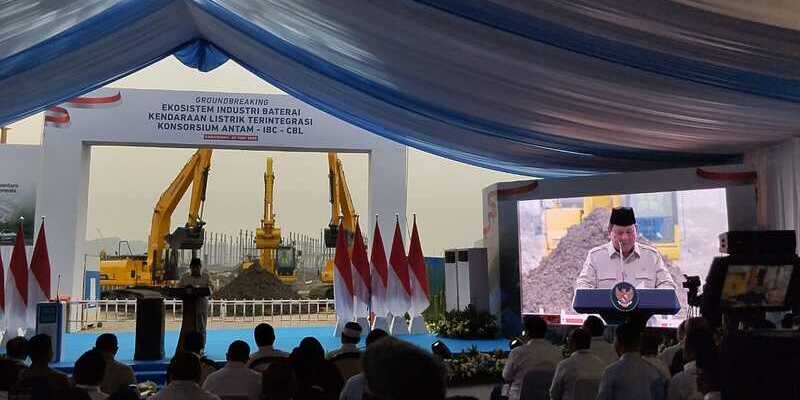 Kelakar Prabowo Minta Seskab Teddy Catat Pejabat yang Absen di Peresmian Baterai EV