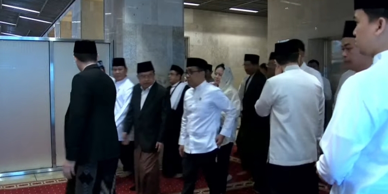 Prabowo Tiba di Masjid Istiqlal Bareng Puan dan Jusuf Kalla