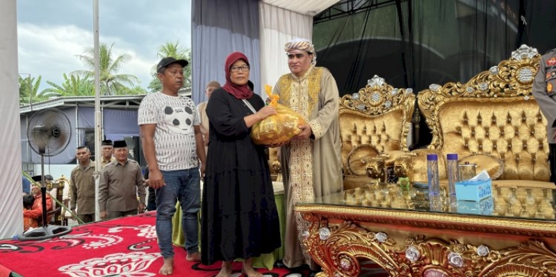 Dimas Kanjeng Bagikan Dua Ribu Daging Kurban dan Paket Sembako