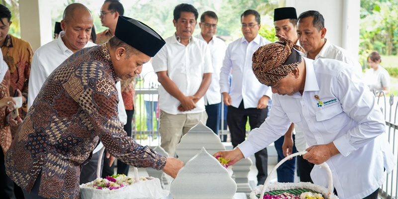 Pimpinan Kemenkop Ziarahi Makam Kakek Prabowo