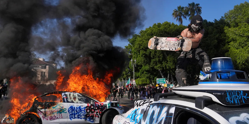 Protes Memuncak di LA Usai Trump Kerahkan Garda Nasional