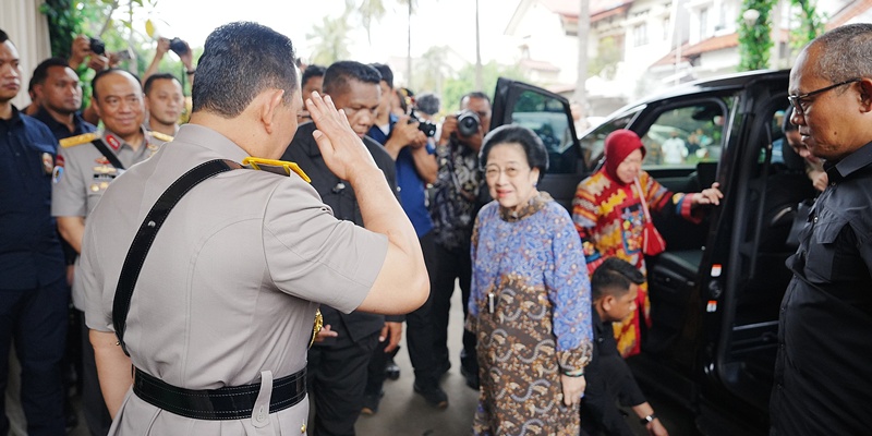 Megawati Bawa Kado Selimut di HUT ke-100 Istri Jenderal Hoegeng