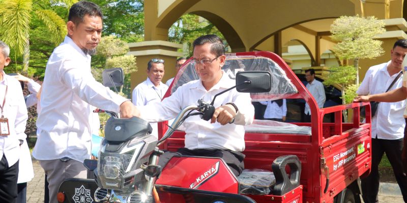 Hijaukan Kampus, Jasaraharja Putera Serahkan Kendaraan Listrik Pengangkut Sampah