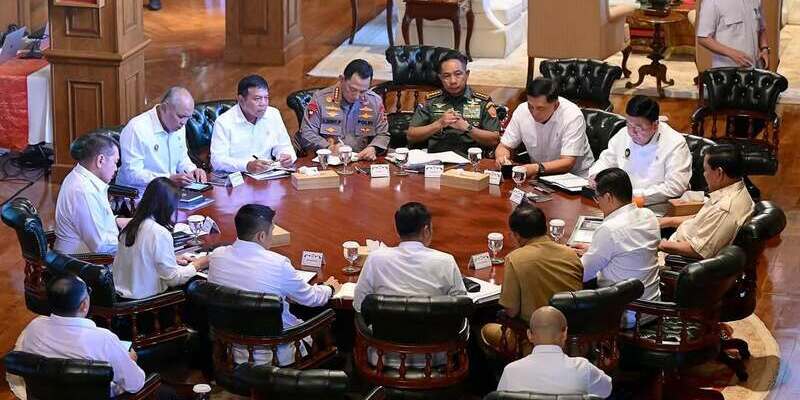 Seskab Teddy Ungkap Isi Pertemuan Prabowo dan Sejumlah Menteri di Hambalang