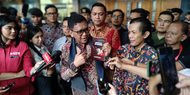 Hasto Persembahkan Buku Tulisan di Penjara untuk Megawati
