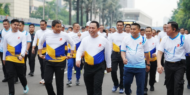 Sambut HUT Bhayangkara, Kapolri Berbaur dengan Masyarakat di CFD Jakarta