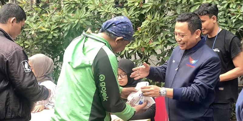 Ojol Hingga Petugas Kebersihan Terima Daging Kurban Perindo