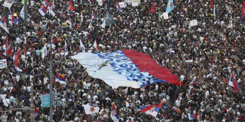 Ribuan Demonstran Blokade Jalan-jalan Serbia Usai Bentrok dengan Petugas