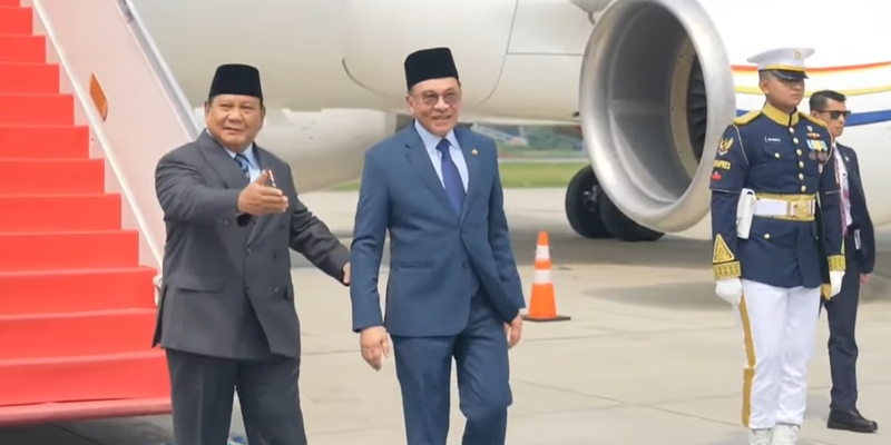 Prabowo Jemput Langsung Ketibaan PM Anwar di Lanud Halim