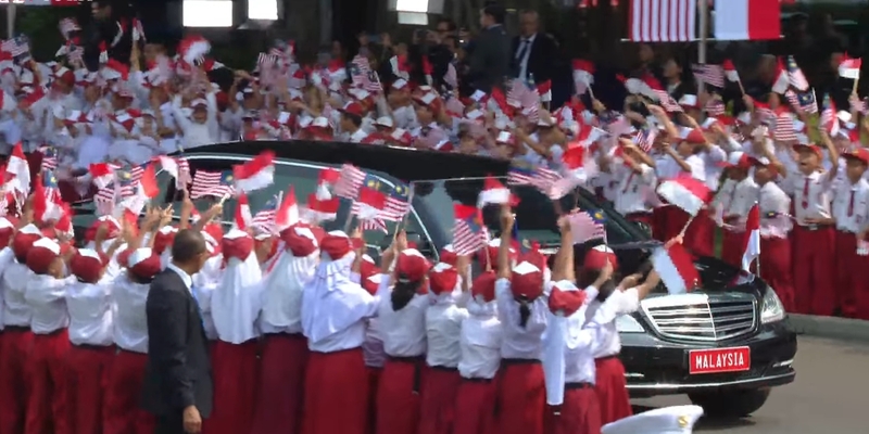 Semobil Menuju Istana, Prabowo dan PM Malaysia Disambut Pasukan Berkuda Hingga Bocah Sekolah
