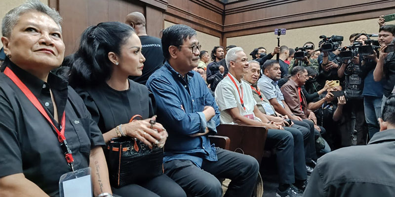 Ganjar, Djarot, hingga Krisdayanti Hadir di Sidang Pemeriksaan Hasto sebagai Terdakwa