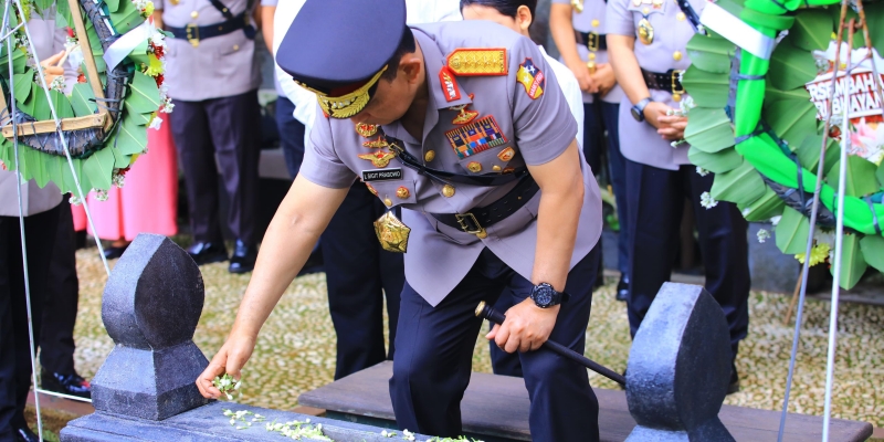 Kapolri Ziarah ke Makam Hoegeng Jelang Hari Bhayangkara