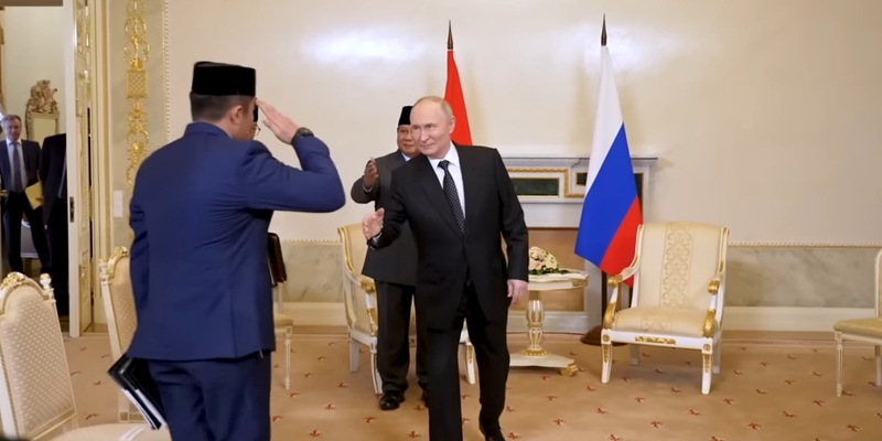 Dampingi Prabowo, Seskab Teddy Beri Salam Hormat ke Putin