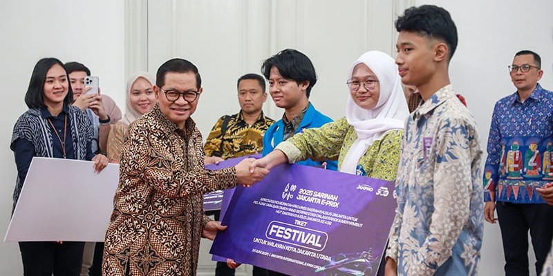 Pramono Hadiahi Pelajar Berprestasi Tiket Formula E