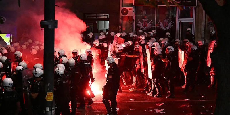 Serbia Memanas, Polisi Bentrok dengan Demonstran Antipemerintah