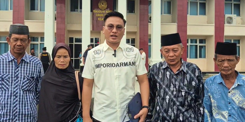 Keluarga Rahmat Kurniawan bersama kuasa hukum/Ist