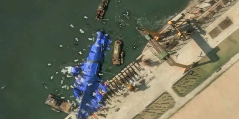 Korut Tempatkan Balon-balon Misterius ke Kapal Perang yang Terdampar