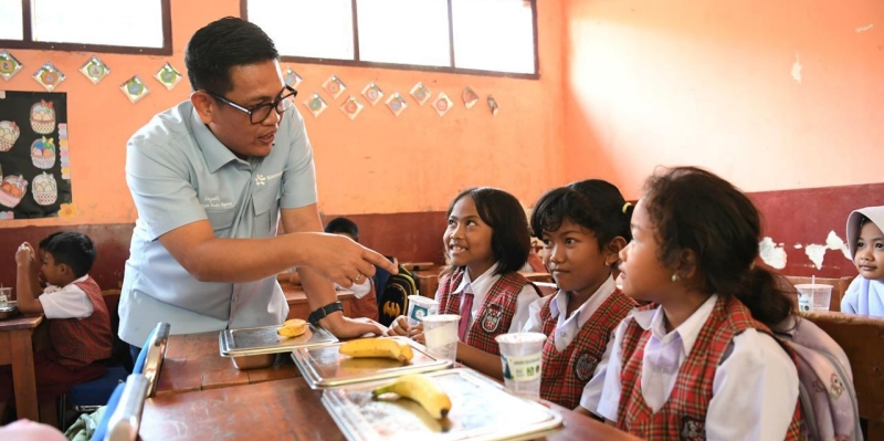 Kemenkop Bagikan Susu untuk Penuhi Gizi MBG