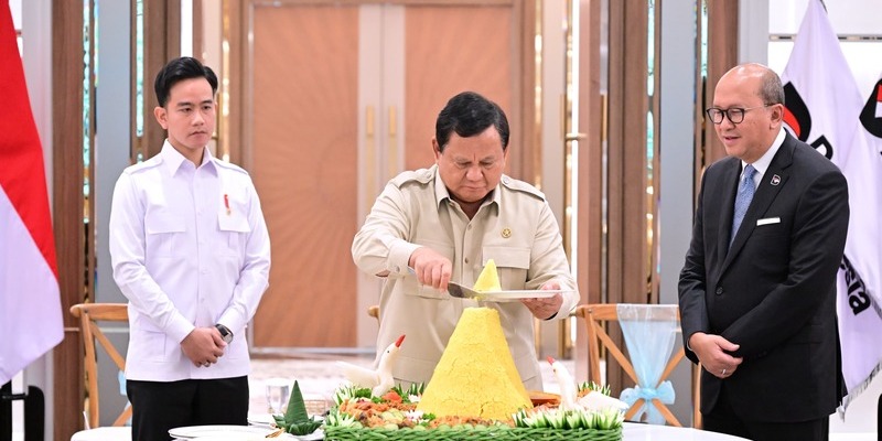 Ditemani Gibran, Prabowo Potong Tumpeng di Kantor Baru Danantara