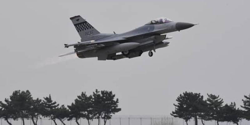 Jet Tempur F-16 Thailand Serang Target Militer Kamboja