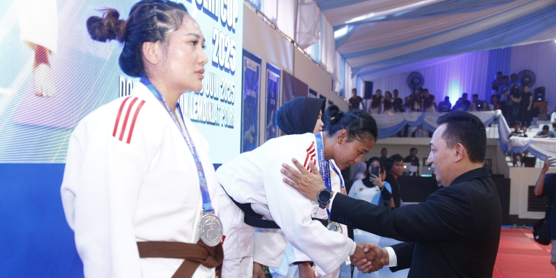 Jenderal Sigit Kalungkan Medali ke Pemenang Judo Kapolri Cup 2025