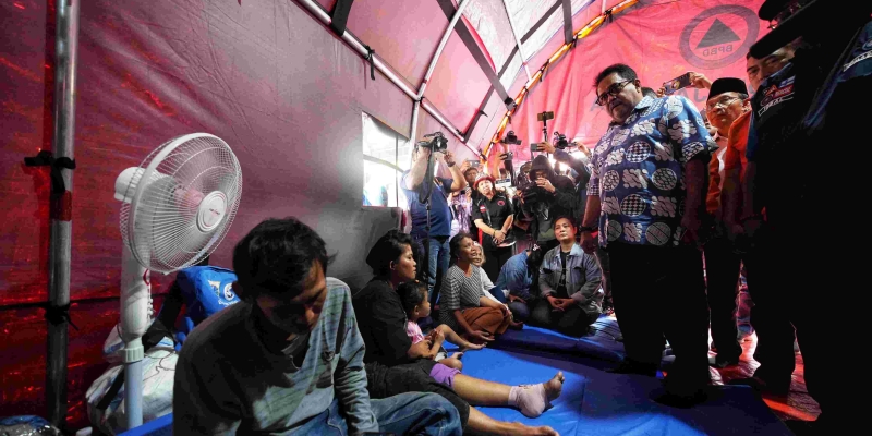 Tinjau Pengungsi Kebakaran