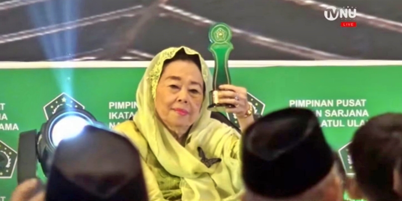 Sinta Nuriyah bersama Ma’ruf Amin dan JK Raih ISNU Award 2025