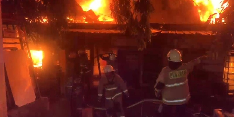 Petugas Damkar Masih Berjibaku Padamkan Api di Taman Puring