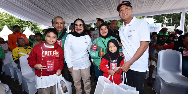 Pertamina Salurkan 1.000 Seragam dan Peralatan Sekolah untuk Anak Pengemudi Ojek