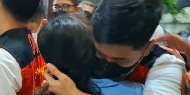 Tangis Adhi Pecah Dipeluk Istri di Luar Ruang Sidang