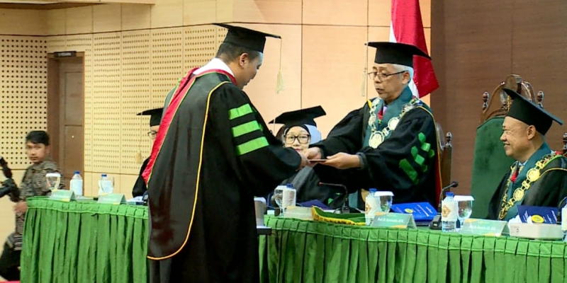 Anggota BPK Nyoman Adhi Raih Gelar Doktor dari UNJ