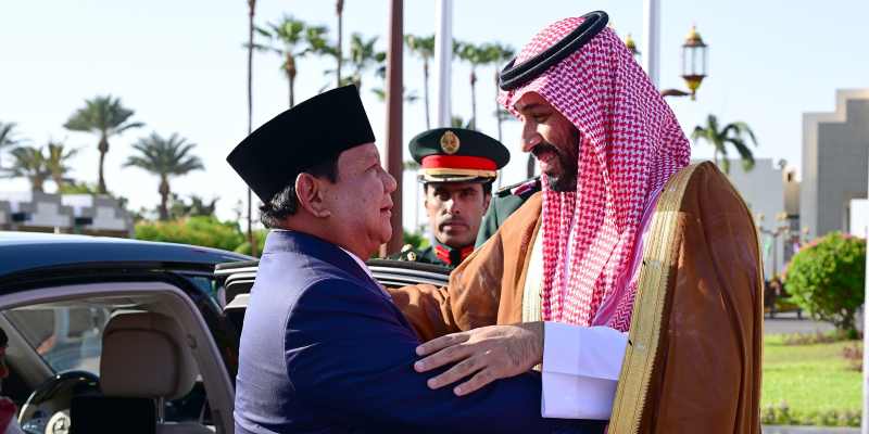 Kehangatan MBS dan Kemegahan Pasukan Berkuda Sambut Prabowo di Istana Saudi