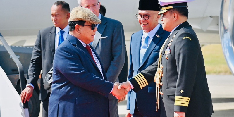 Prabowo Pakai Topi Flat Cap dan Kaca Mata Hitam Saat Mendarat di Belgia