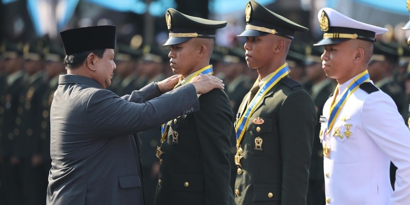 Prabowo Sematkan Tanda Pangkat ke Delapan Perwira Adhi Makayasa TNI-Polri