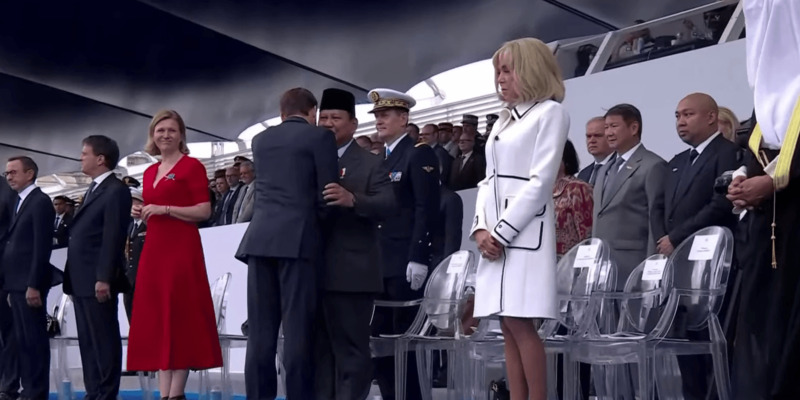 Hadiri Bastille Day, Prabowo Dipeluk Macron dan Duduk di Sampingnya