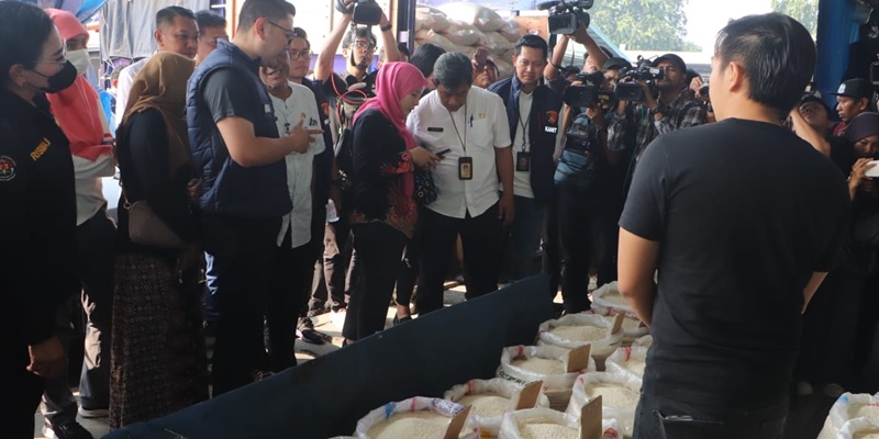 Polisi Uji Sampel Beras Hasil Sidak di Pasar Induk Cipinang