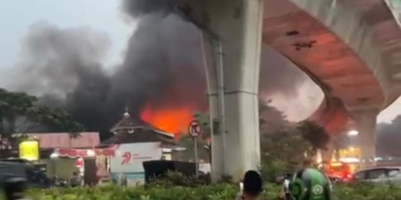 Kawasan Pertokoan Taman Puring Dilalap Si Jago Merah