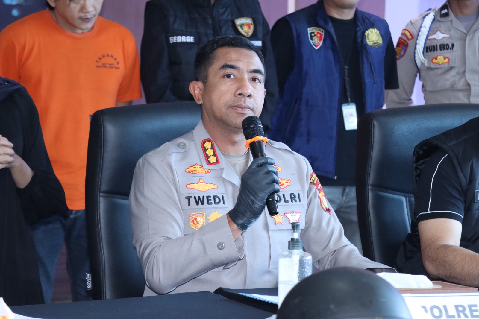 Dua Polisi Gadungan Dicokok, Duit Tipu-tipu Dipakai Jajan Sabu