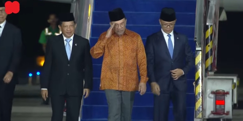 Tiba di Jakarta, PM Anwar Ibrahim Disambut Menlu dan Mendagri RI