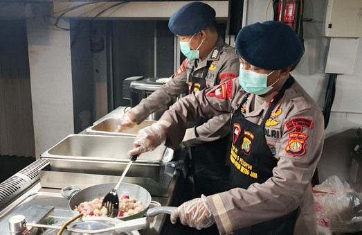 Satbrimob Dirikan Dapur Lapangan untuk Warga Terdampak Banjir Jakarta