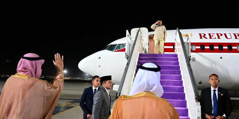 Tuntas Temui MBS dan Laksanakan Umrah, Prabowo Tinggalkan Arab Saudi