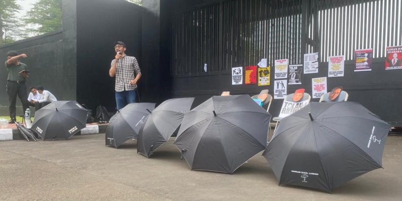 Masyarakat Sipil Demo Tolak RUU KUHAP di Gerbang Pancasila DPR