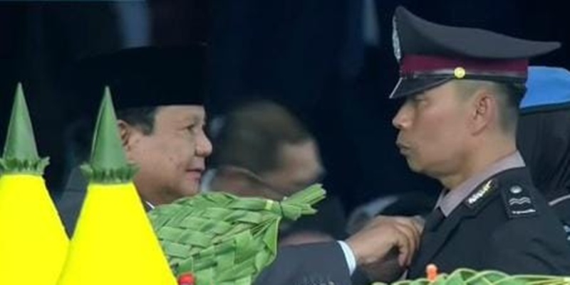 Anggota Polsek Terima Potongan Tumpeng Pertama Prabowo, Ini Prestasinya