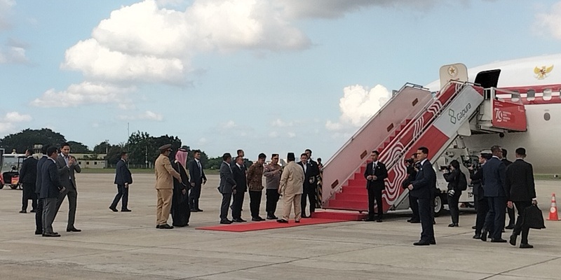 Presiden Prabowo Subianto menyaksikan latihan defile Kontingen Indonesia di Lanud Halim Perdanakusuma pada Selasa, 1 Juli 2025/RMOL
