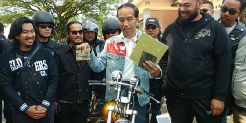 Kecuali Ijazah, Jokowi Berani Pamer SIM hingga STNK Motor Asli